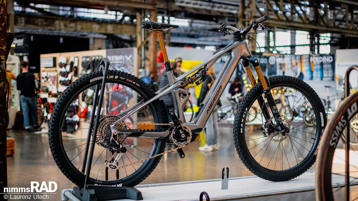 Ausgezeichnet mit dem Cyclingworld Award in der Kategorie MTB/ATB: Das Merida eONE-SIXTY SL – ein Light-Support-E-MTB, das die Agilität eines klassischen Enduro-Bikes mit der Power des Bosch Performance Line SX-Motors vereinen will.