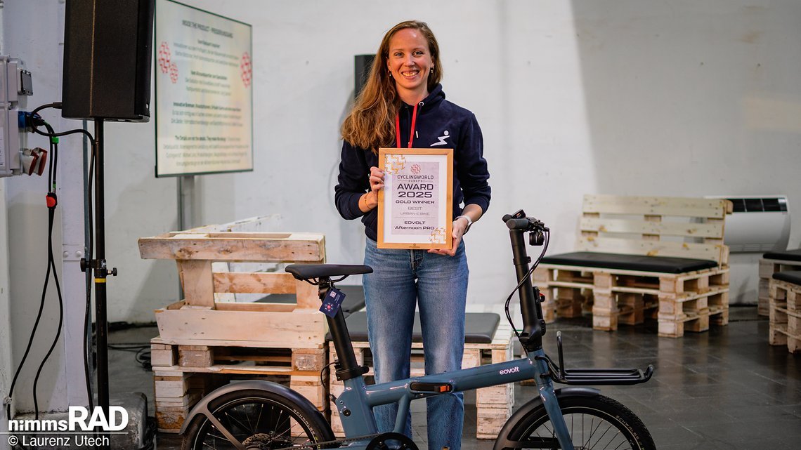 Tabea, Vertriebsleiterin bei Eovolt ist sichtlich happy über die Auszeichnung.