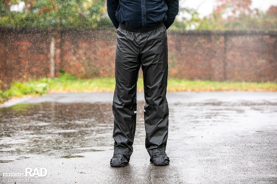 Die BTWIN City 100 Regenhose ist wirklich günstig und schützt zuverlässig vor Nässe beim Radfahren.