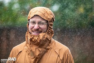Kein Auge trocken: Beim Regenbekleidungs-Test hat die Redaktion wirklich alles gegeben! Kein Auge trocken: Beim Regenbekleidungs-Test hat die Redaktion wirklich alles gegeben!
