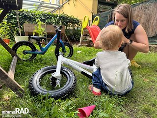 Kinder und Großeltern suchen auf den ersten Blick wohl schnell nach der Farbe das Laufrad aus Kinder und Großeltern suchen auf den ersten Blick wohl schnell nach der Farbe das Laufrad aus